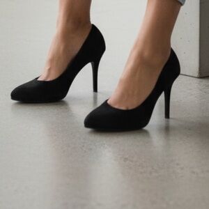 Stuart Weitzman womens Classic Black Heels Pumps Size 8.5 work shoes power shoe